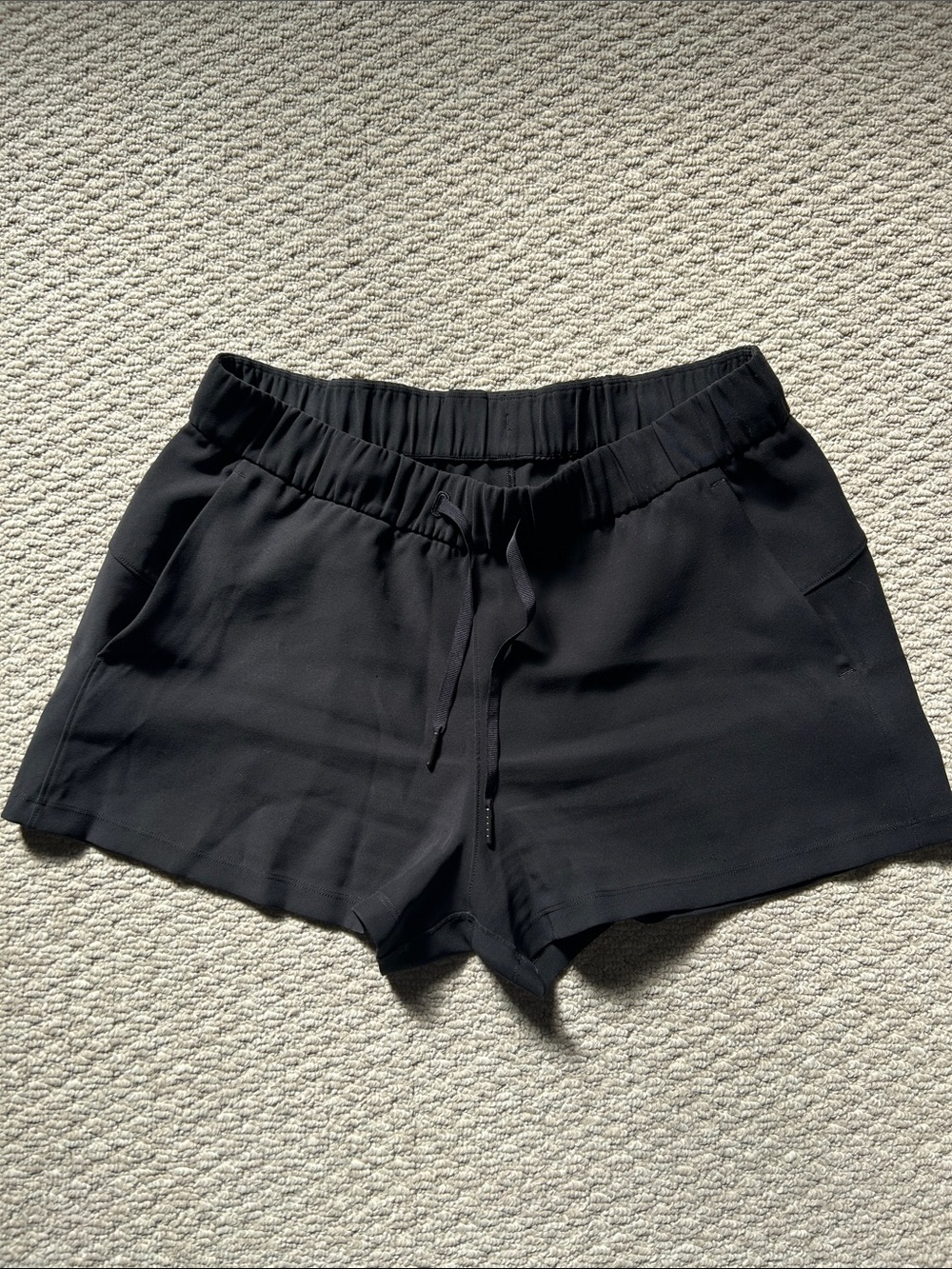 Lululemon on-the-fly 2.5” black short *woven